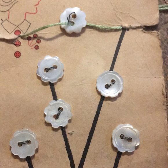 Vintage Lady Washington Pearls Buttons - Picture 5 of 5